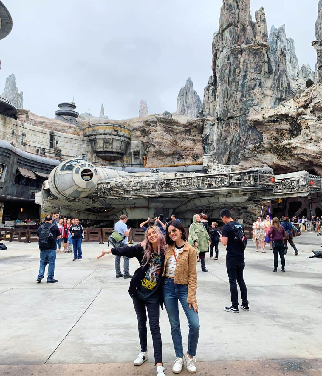 ルーシー・ヘイルさんのインスタグラム写真 - (ルーシー・ヘイルInstagram)「janny & I took a quick trip to planet Batuu. 10/10 would recommend. Galaxy you later. 🛸」6月2日 6時08分 - lucyhale