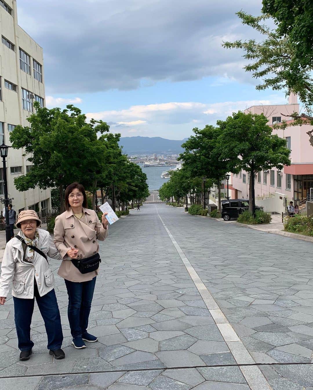 日下裕江さんのインスタグラム写真 - (日下裕江Instagram)「八幡坂  通称チャーミーグリーン坂 ともいう♪  チャーミーグリーンのCM 大好き過ぎてずっと心に残ってる💓  歳をとっても、いつまでも手を取り仲良く歩みたい♪  そんな大事な事を思い出させてくれるCM☆*: そんな思い出の地へ訪れ お婆ちゃんとお母さんと手を繋いで写真撮れて良かった✨  チャーミーグリーンを使うと手を繋ぎたくな〜る〜♪ 手肌が潤うチャーミーグリーン✨  元町は街や港を見下ろせる 素敵な坂が沢山あるよん♪  #チャーミーグリーン #チャーミーグリーン坂 #八幡坂 #手を繋ぎたくなる #函館旅行 #函館観光 #チャーミーグリーンCM」6月2日 6時09分 - hiroe___h