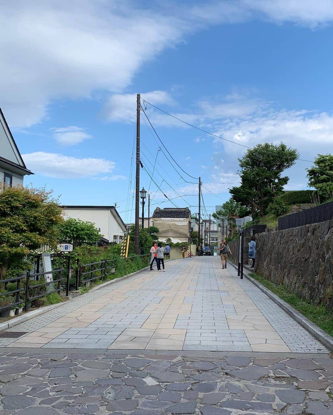 日下裕江さんのインスタグラム写真 - (日下裕江Instagram)「八幡坂  通称チャーミーグリーン坂 ともいう♪  チャーミーグリーンのCM 大好き過ぎてずっと心に残ってる💓  歳をとっても、いつまでも手を取り仲良く歩みたい♪  そんな大事な事を思い出させてくれるCM☆*: そんな思い出の地へ訪れ お婆ちゃんとお母さんと手を繋いで写真撮れて良かった✨  チャーミーグリーンを使うと手を繋ぎたくな〜る〜♪ 手肌が潤うチャーミーグリーン✨  元町は街や港を見下ろせる 素敵な坂が沢山あるよん♪  #チャーミーグリーン #チャーミーグリーン坂 #八幡坂 #手を繋ぎたくなる #函館旅行 #函館観光 #チャーミーグリーンCM」6月2日 6時09分 - hiroe___h