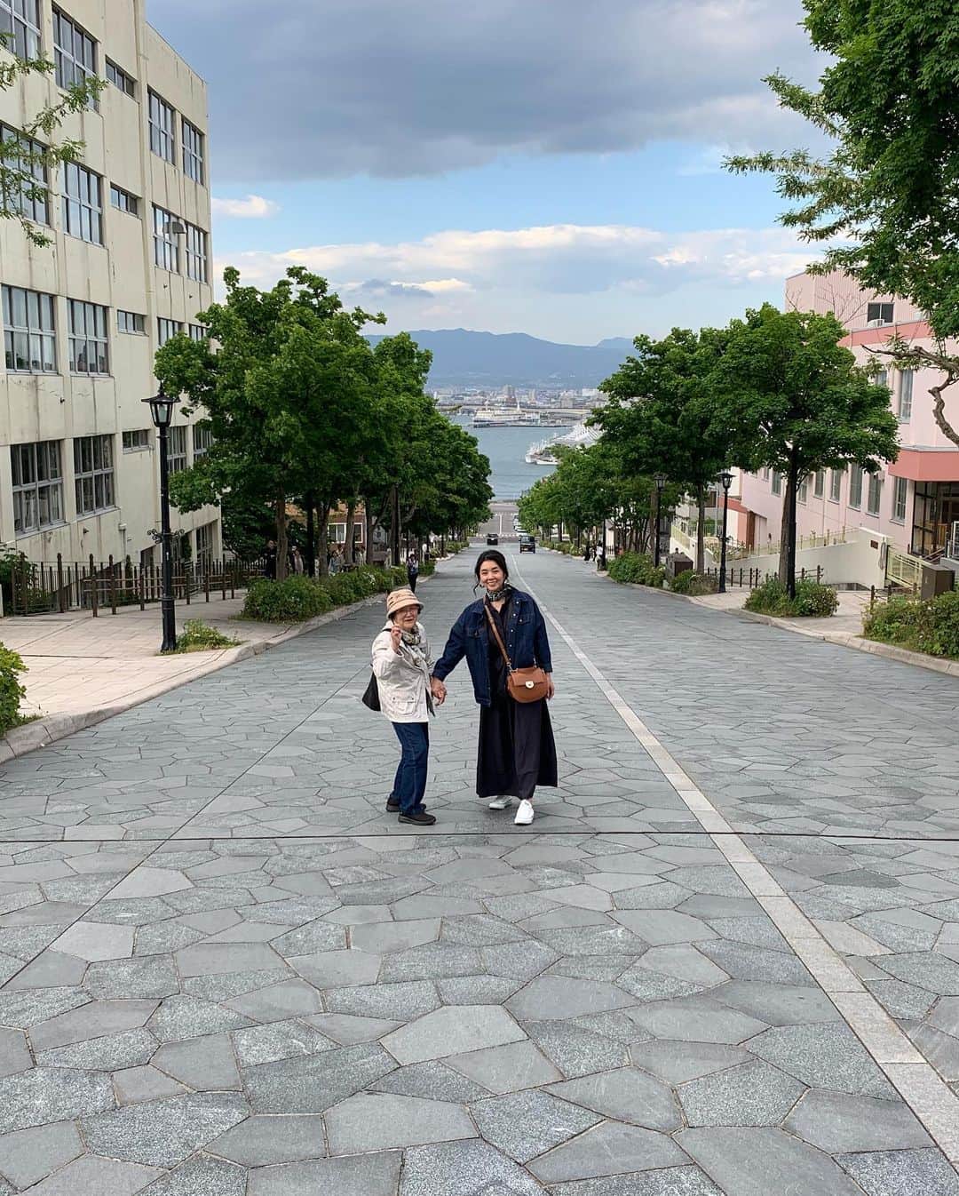 日下裕江さんのインスタグラム写真 - (日下裕江Instagram)「八幡坂  通称チャーミーグリーン坂 ともいう♪  チャーミーグリーンのCM 大好き過ぎてずっと心に残ってる💓  歳をとっても、いつまでも手を取り仲良く歩みたい♪  そんな大事な事を思い出させてくれるCM☆*: そんな思い出の地へ訪れ お婆ちゃんとお母さんと手を繋いで写真撮れて良かった✨  チャーミーグリーンを使うと手を繋ぎたくな〜る〜♪ 手肌が潤うチャーミーグリーン✨  元町は街や港を見下ろせる 素敵な坂が沢山あるよん♪  #チャーミーグリーン #チャーミーグリーン坂 #八幡坂 #手を繋ぎたくなる #函館旅行 #函館観光 #チャーミーグリーンCM」6月2日 6時09分 - hiroe___h