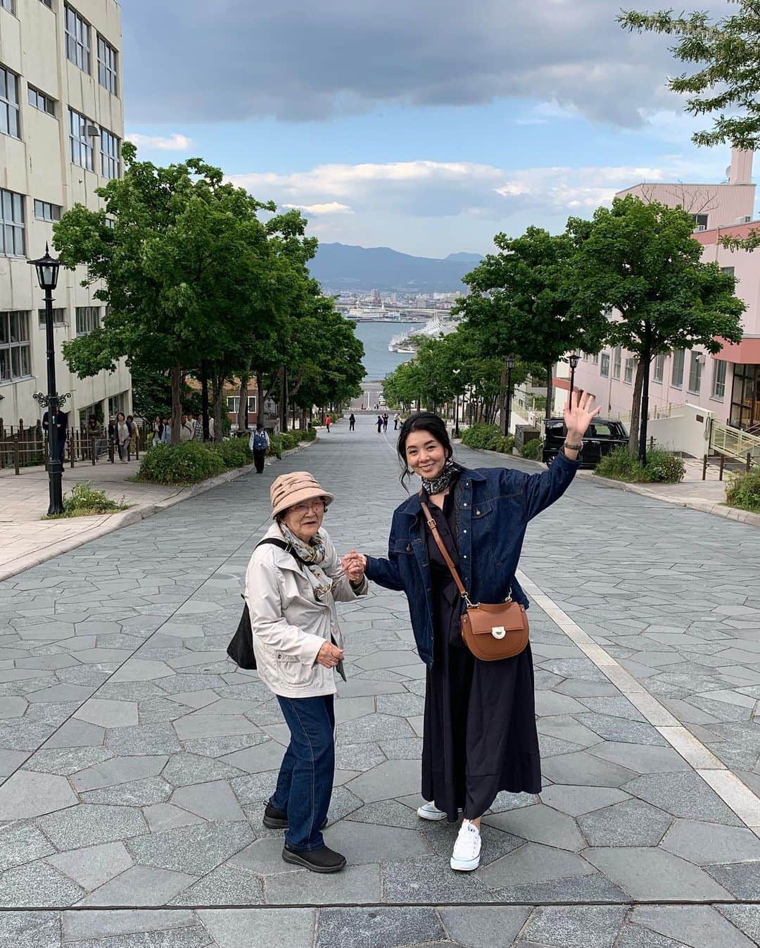 日下裕江さんのインスタグラム写真 - (日下裕江Instagram)「八幡坂  通称チャーミーグリーン坂 ともいう♪  チャーミーグリーンのCM 大好き過ぎてずっと心に残ってる💓  歳をとっても、いつまでも手を取り仲良く歩みたい♪  そんな大事な事を思い出させてくれるCM☆*: そんな思い出の地へ訪れ お婆ちゃんとお母さんと手を繋いで写真撮れて良かった✨  チャーミーグリーンを使うと手を繋ぎたくな〜る〜♪ 手肌が潤うチャーミーグリーン✨  元町は街や港を見下ろせる 素敵な坂が沢山あるよん♪  #チャーミーグリーン #チャーミーグリーン坂 #八幡坂 #手を繋ぎたくなる #函館旅行 #函館観光 #チャーミーグリーンCM」6月2日 6時09分 - hiroe___h