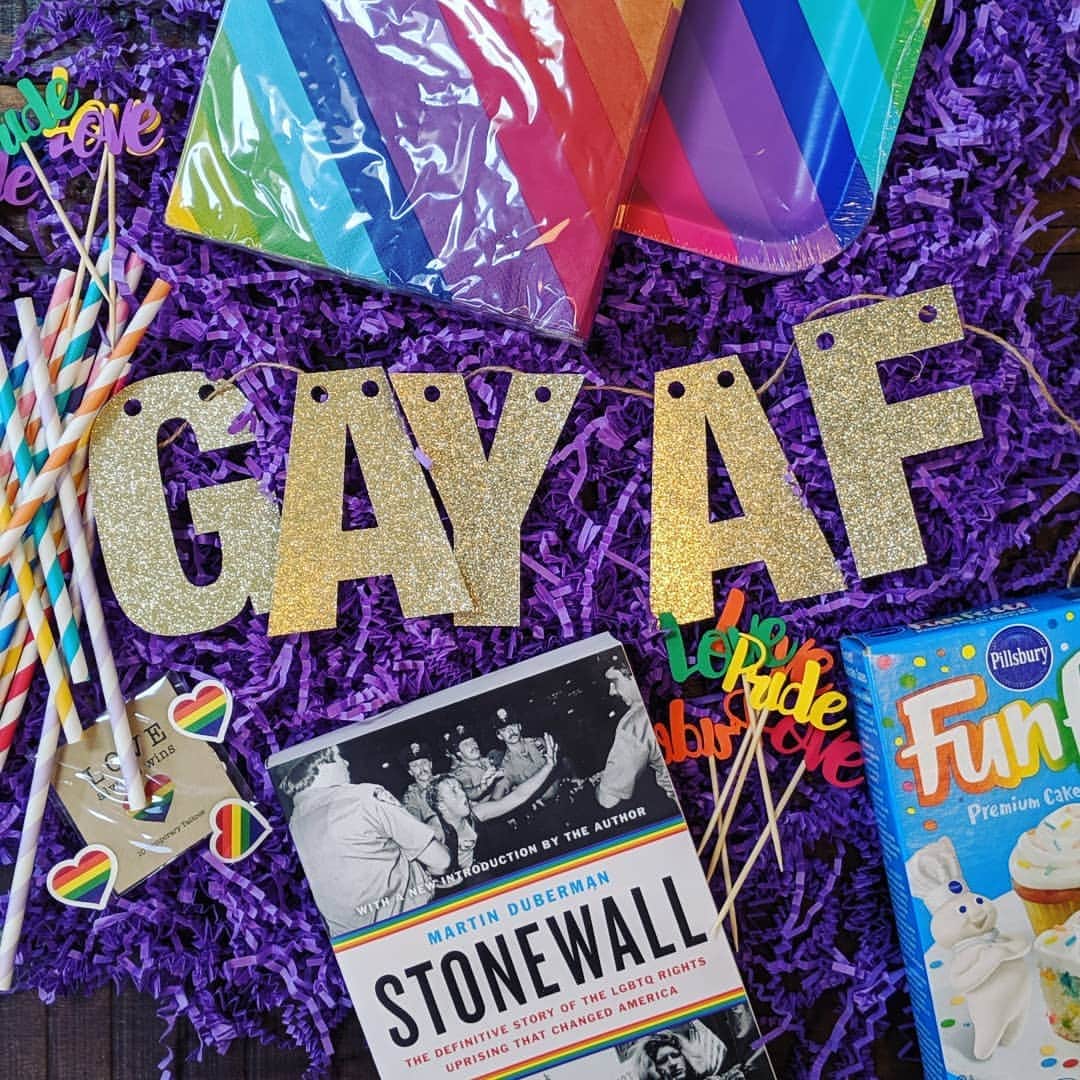 ハナー・ハートのインスタグラム：「Happy Pride Month!! 🥳🏳️‍🌈🥳 This year to celebrate we are giving away 10 dope party packs to people! Swipe through! 👉👉👉 Aren't they cute and great? Yes, yes they are. Tag a friend you think would want one! Here's how! 🌱Step 1: Buy a copy of #MyDrunkKitchenHolidays! 📝Step 2: Fill out the entry form w your receipt! Link in bio! 🏳️‍🌈Step 3: Celebrate!」