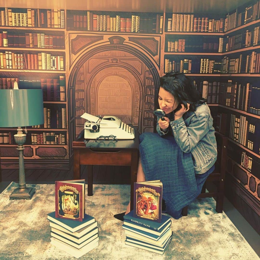 エヴァンジェリン・リリーさんのインスタグラム写真 - (エヴァンジェリン・リリーInstagram)「Small spaces help me focus.  #TheDemiseOfSelmaTheSpoiled @bookcon @instagram 😜 #readingnook #typewriter #books #writer」6月2日 6時30分 - evangelinelillyofficial