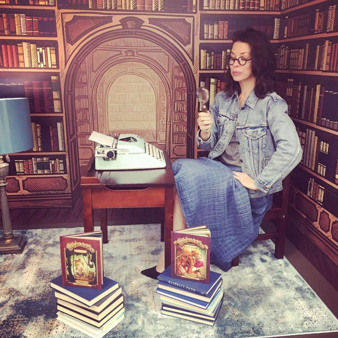 エヴァンジェリン・リリーさんのインスタグラム写真 - (エヴァンジェリン・リリーInstagram)「Small spaces help me focus.  #TheDemiseOfSelmaTheSpoiled @bookcon @instagram 😜 #readingnook #typewriter #books #writer」6月2日 6時30分 - evangelinelillyofficial