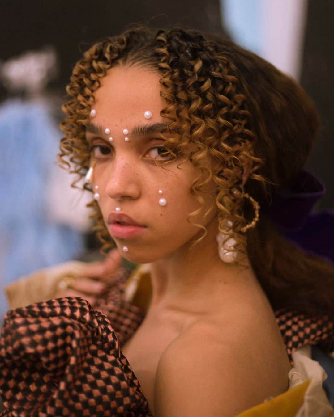 FKAツイッグスさんのインスタグラム写真 - (FKAツイッグスInstagram)「wake up with this girl with no makeup and pearls?」6月2日 6時30分 - fkatwigs