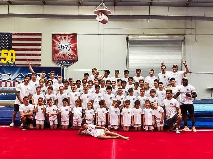 サミュエル・ミクラクのインスタグラム：「Mikulak Gymnastics Clinic underway! So pumped to be back in Cali with some close friends and working with these young studs 💪🏼 Thank you to our sponsors! @scatsgymnastics  @gkelite  @insidegym  @zeekbars  @matebros  #MateBros #GKElite #ZeekBars #InsideGym」