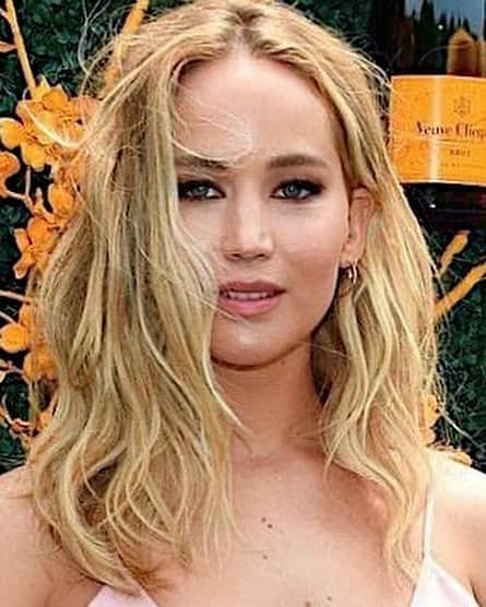 Hung Vanngoさんのインスタグラム写真 - (Hung VanngoInstagram)「#JenniferLawrence from today 💕💫⚡️✨⭐️. 👗 @jillandjordan 💇 @benskervin 💄 @hungvanngo」6月2日 6時34分 - hungvanngo