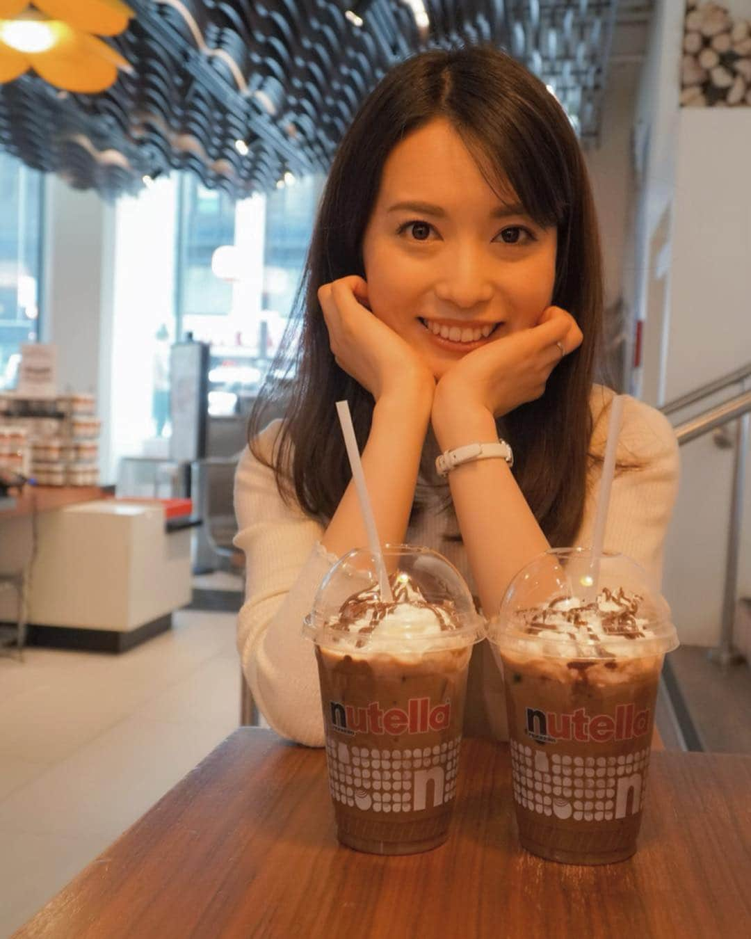 早川茉希さんのインスタグラム写真 - (早川茉希Instagram)「📍Nutella Cafe Chicago  イタリア生まれのチョコスプレッドNutella🇮🇹 アメリカでも大人気！！ ・ シカゴに来てから 朝食のパンにNutellaを塗ることが 増えました😋🍞 ・ ダウンタウンにある Nutella cafeも人気スポットです🍫  休日は外にまで列ができていることもよくありますが 平日は空いていてゆっくり過ごせます🙆‍♀️ ・ この日はコーヒーにNutellaソースを🥺💕 ・ 📸by @yukaritrip  #nutella #nutellacafe #coffee #chocolate #chicago #cafe #シカゴ #シカゴ生活 #カフェ好き #まきカフェ巡りinシカゴ #ヌテラ #🍫 #駐在妻さんと仲良くなりたい #コーヒー好き #一眼レフ #笑いじわが増えた」6月2日 6時36分 - maki_hayakawa