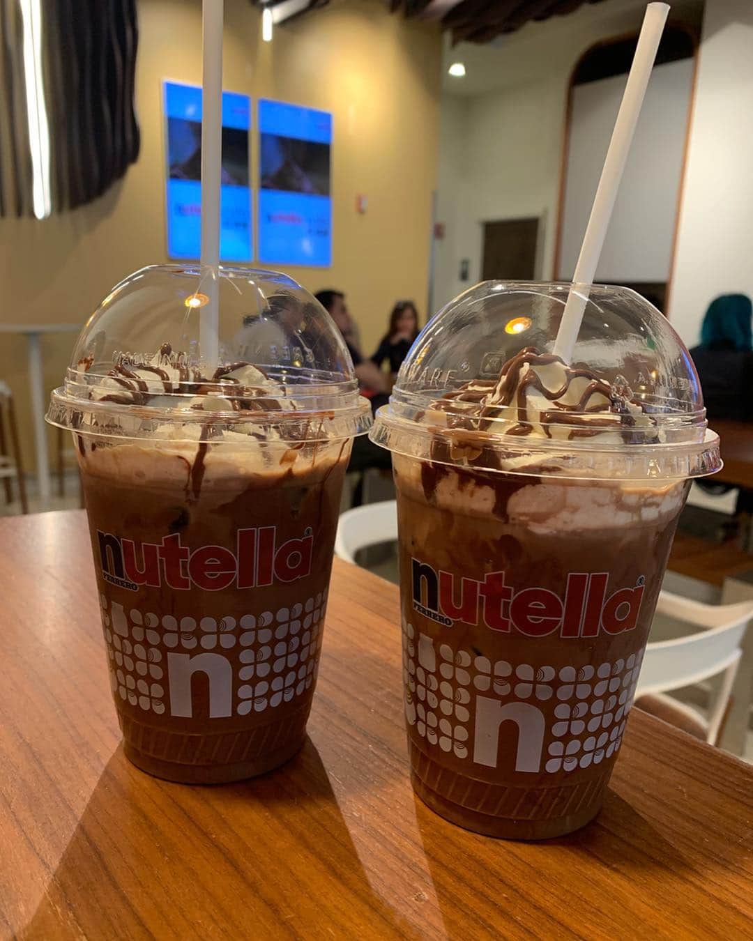 早川茉希さんのインスタグラム写真 - (早川茉希Instagram)「📍Nutella Cafe Chicago  イタリア生まれのチョコスプレッドNutella🇮🇹 アメリカでも大人気！！ ・ シカゴに来てから 朝食のパンにNutellaを塗ることが 増えました😋🍞 ・ ダウンタウンにある Nutella cafeも人気スポットです🍫  休日は外にまで列ができていることもよくありますが 平日は空いていてゆっくり過ごせます🙆‍♀️ ・ この日はコーヒーにNutellaソースを🥺💕 ・ 📸by @yukaritrip  #nutella #nutellacafe #coffee #chocolate #chicago #cafe #シカゴ #シカゴ生活 #カフェ好き #まきカフェ巡りinシカゴ #ヌテラ #🍫 #駐在妻さんと仲良くなりたい #コーヒー好き #一眼レフ #笑いじわが増えた」6月2日 6時36分 - maki_hayakawa