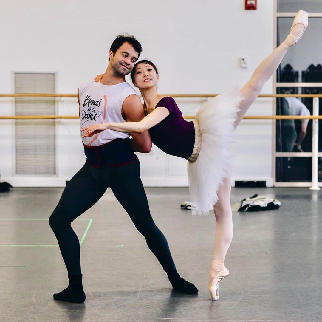 のインスタグラム：「“So this is love, so this is what makes life divine." — Cinderella. On stage as Cinderella tonight. Photo by @brooketrisoliniphoto  今夜はアシュトン版シンデレラ。#ballet #ballerina #ballerinalife #happy #happiness #dance #art #幸せ #バレエ #バレリーナ #rehearsal #travellife #work #cinderella #love #シンデレラ」