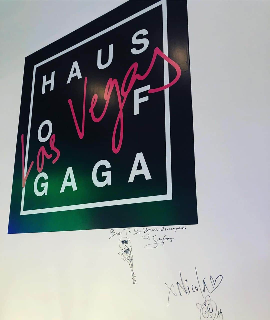 ティモシー・コレトさんのインスタグラム写真 - (ティモシー・コレトInstagram)「So special meeting @nicolaformichetti at this beautiful Exhibition celebrating Lady Gaga.」6月2日 6時44分 - timkoleto