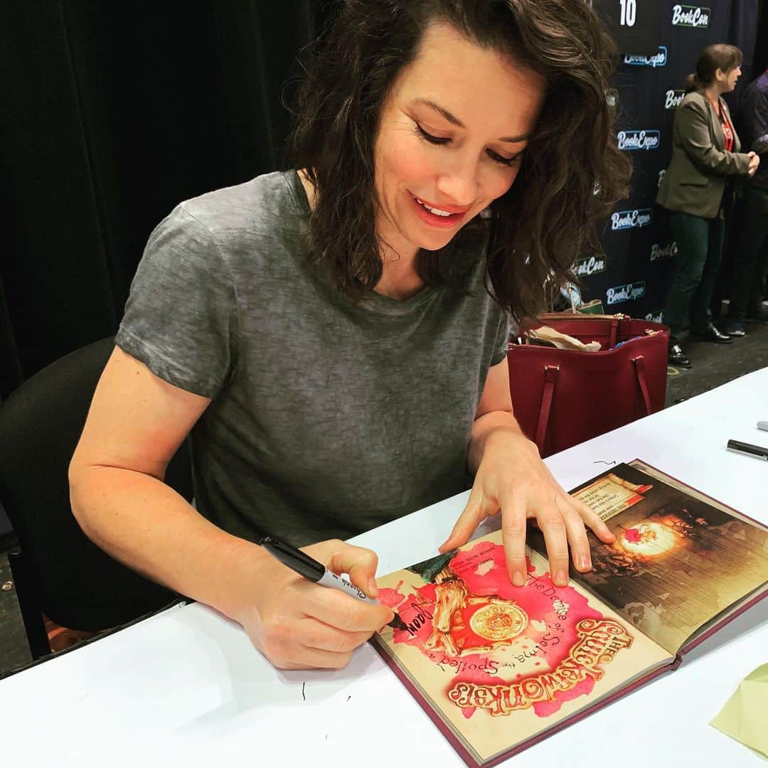 エヴァンジェリン・リリーさんのインスタグラム写真 - (エヴァンジェリン・リリーInstagram)「Signing a book that I penned is my favourite thing in the world to sign.  Thank you to all the readers who came to my signing table today @bookcon.  @rodrigo_bastos_didier and I do it for you.  We hope it connects with you, makes you laugh and reminds you of the wonder of dark magic.  xxx (If you couldn’t make it to Book Con but want a copy both the #Preshow and #TheDemiseOfSelmaTheSpoiled are out in bookstores today!)」6月2日 6時51分 - evangelinelillyofficial