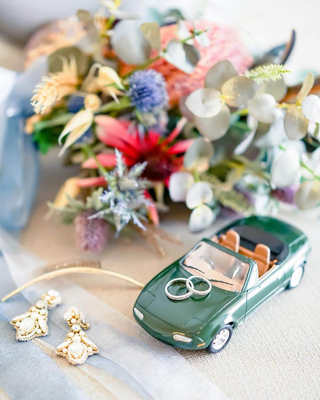 ARLUIS WEDDINGさんのインスタグラム写真 - (ARLUIS WEDDINGInstagram)「. お洒落で可愛いアイテム達♥ 花嫁を彩るウェディングブーケは、 とことんこだわりを持って💐 素敵な1日お過ごしくださいね。 . --------- #arluiswedding couple:S ＆ S Area:#GUAM Chapel: #ホワイトアロウチャペル --------- . アールイズウエディングでは、 結婚式当日はもちろん、 おふたりのリゾートステイをご提案♥ 風までも、思い出になるリゾートウェディングを。 . . #アールイズウエディング  #arluiswedding のハッシュタグをつけて、  結婚式当日のお写真や 現地での様子を投稿・発信してくださいね✈ . 公式IGでリグラムさせていただきます✨. . >>> @arluiswedding . --------- . #アールイズウェディング  #アールイズウエディング #arluiswedding  #ホワイトアロウチャペル  #guam #グアム挙式 #グアムウェディング #resortwedding  #beachwedding . #海外ウェディング  #リゾートウエディング  #グアム #ブライズメイド #ウェディングドレス  #プレ花嫁#結婚式 #家族婚 #卒花  #結婚式の思い出にひたる会」6月2日 7時06分 - arluiswedding
