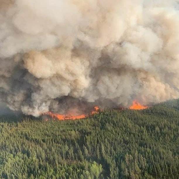 VICEさんのインスタグラム写真 - (VICEInstagram)「RG @vicecanada: Nearly 30 forest fires, 10 of them considered out-of-control, are raging across the Alberta province. Link in bio. 📷: @albertawildfire」6月2日 7時01分 - vice