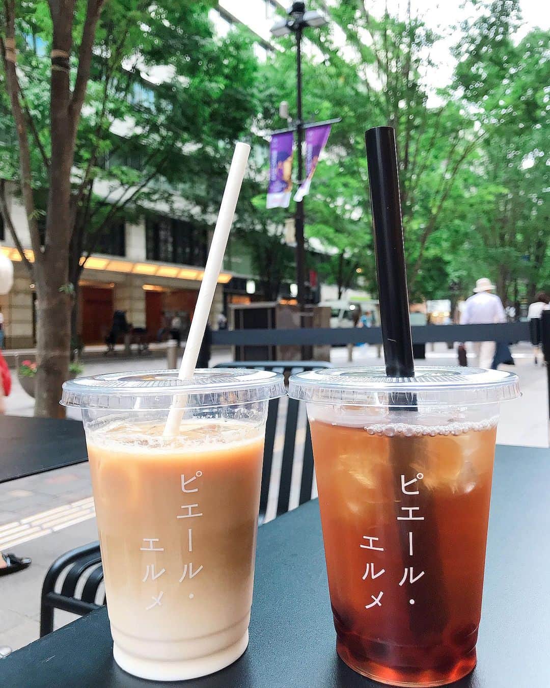 のインスタグラム：「🍃🌳🌿🌲🍃🌿🌳🍃 * #ピエールエルメ * テラス席が気持ちいい季節☺️ 丸の内は緑がいっぱいで癒されるなあ〜 マカロンも食べたかったけど、さすがにお腹いっぱいだったので我慢🐷💗最近はほんとどこでもタピオカ飲めるからいいね👍！😂」