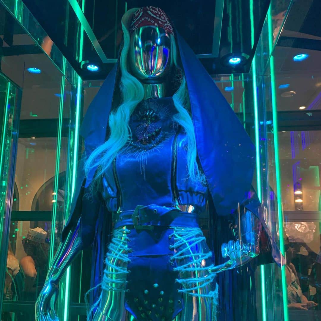小松原美里さんのインスタグラム写真 - (小松原美里Instagram)「Hands up to @nicolaformichetti 🔮✨ Got the wave of inspiration by this beautiful exhibition “Haus of Gaga” 🧬  #ladygaga #hausofgaga  #レディーガガ #lasvegas  #ラスベガス #fashionforward」6月2日 7時04分 - missatoooo