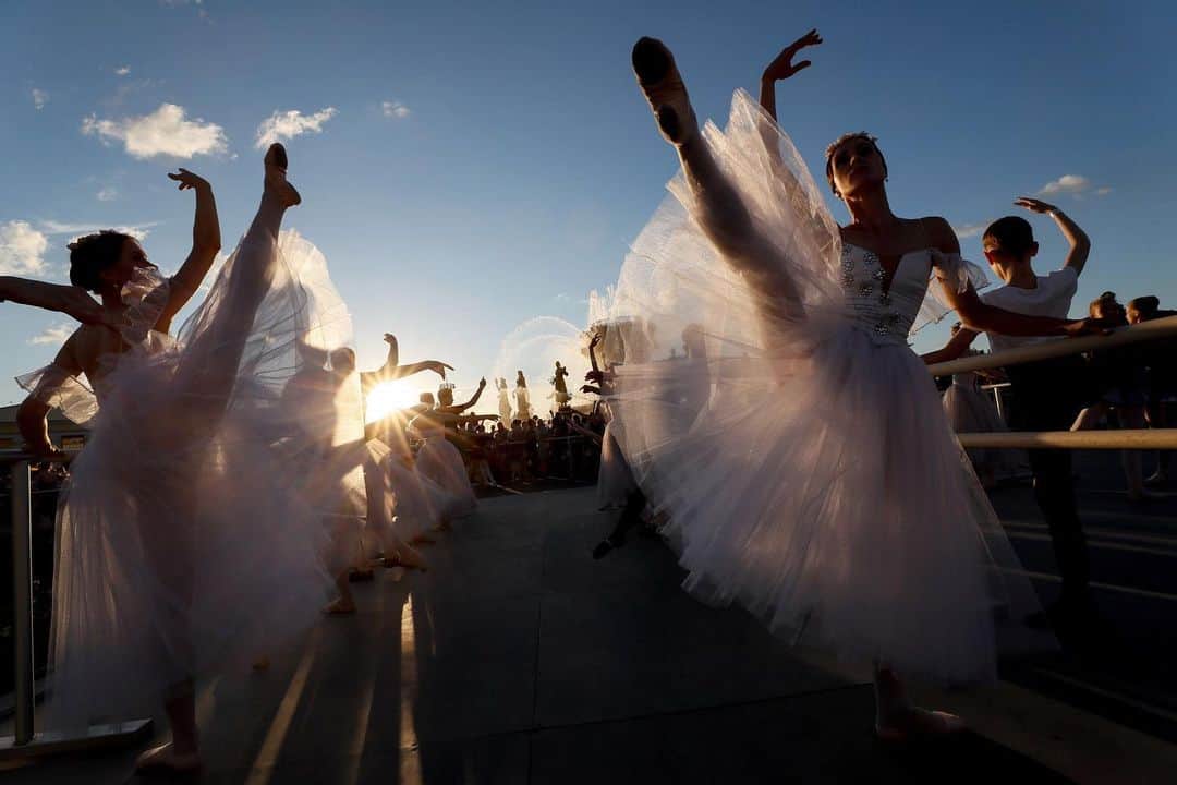 NBC Newsさんのインスタグラム写真 - (NBC NewsInstagram)「Participants attend an outdoor #ballet lesson during the Global Ballet Holidays Festival in #Moscow, Russia, on Saturday. . 📷 Evgenia Novozhenina / @reuters」6月2日 7時06分 - nbcnews