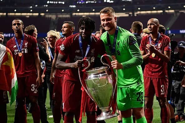 シモン・ミニョレさんのインスタグラム写真 - (シモン・ミニョレInstagram)「This is why we play the beautiful game! 🏆🇧🇪 #SixTimes #ChampionsOfEurope #YNWA」6月2日 7時09分 - 22mignolet22