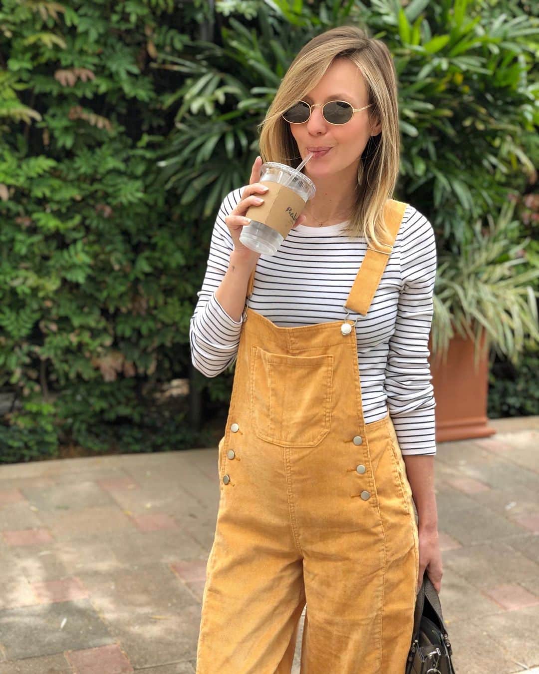 サマンサ・ドロークのインスタグラム：「Brunch is my favorite meal of the day ... aside from dinner and dessert! ☺️ but I love finding cute places to try in my relatively “new” neighborhood! So we tried out @babettesnewportbeach today! They had a cute little serene patio👌🏼My maternity overalls are from @shoppinkblush! ✨ #maternityfashion #whatiworetoday #foodie #brunch #newportbeach」