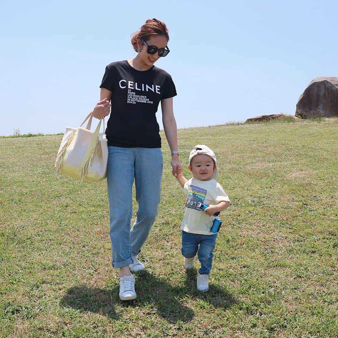 あすかさんのインスタグラム写真 - (あすかInstagram)「ㅤ ㅤ ㅤ ㅤ ㅤ 先日のコ-デ🌱 ㅤ ㅤㅤ  mama ㅤ tops： @celine pt： @uniqlo bag： @ayako_tanaka_ shoes： @ysl ㅤ ㅤ boy ㅤ tops： @patagonia pt： @zara cap： @shop__mignon shoes： @converse ㅤ ㅤ ㅤ ㅤㅤㅤ  千畳敷に行ったよ🛷 3coinsの水鉄砲が大活躍🔫 ㅤ  このPatagonia tee本当かわいい🍋˚✧₊⁎ 久しぶりにデニム履いてみたけどアウト💭 アジャスタ-バンドしても骨盤もきつい(笑) もう履かん👖想像以上に骨盤が開いてる😳 ㅤ  ㅤ ㅤ じいじ大好きな息子👶🏼 ソリ🛷が楽しくて何回も(笑) 56歳じいじがんばれ〜🎌✨ ㅤ ㅤ  ㅤ ㅤ #ootd#Fashion#coordinate#ponte_fashion#locari#mamagirl#celine#ayakobag#今日の服#コーディネート#カジュアル#シンプル#プチプラコーデ#お洒落さんと繋がりたい#千畳敷#公園コーデ#生後20ヶ月#1歳8ヶ月#新米ママ#男の子ママ#ママコーデ#ママファッション#第2子妊娠中#妊娠6ヶ月#ぷんにー#マタニティ#マタニティコーデ  ㅤ」6月2日 7時13分 - ask_____10