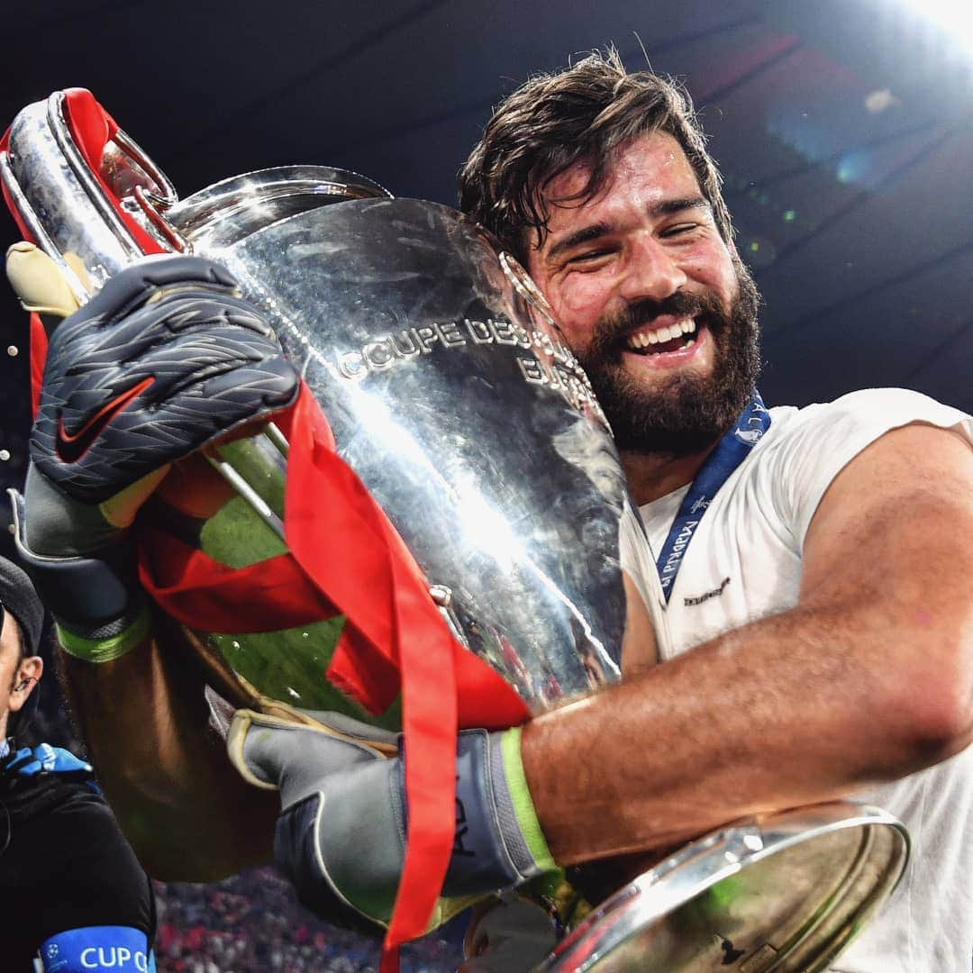 UEFAチャンピオンズリーグさんのインスタグラム写真 - (UEFAチャンピオンズリーグInstagram)「🏆🧤 She's in safe hands... 😁  @alissonbecker @liverpoolfc #UCLfinal」6月2日 7時21分 - championsleague