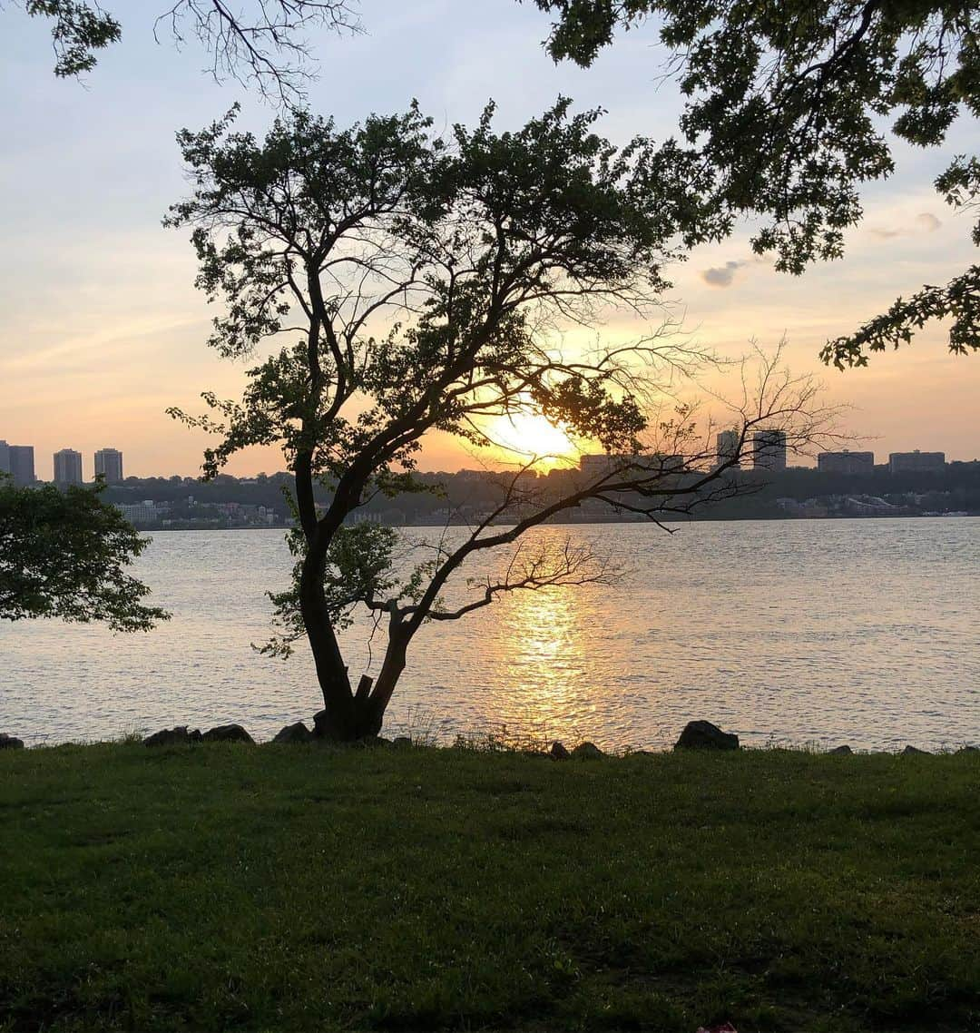 ラファエル・スバージさんのインスタグラム写真 - (ラファエル・スバージInstagram)「#nightfall  #riverside  #newyork」6月2日 7時29分 - raphaelsbarge