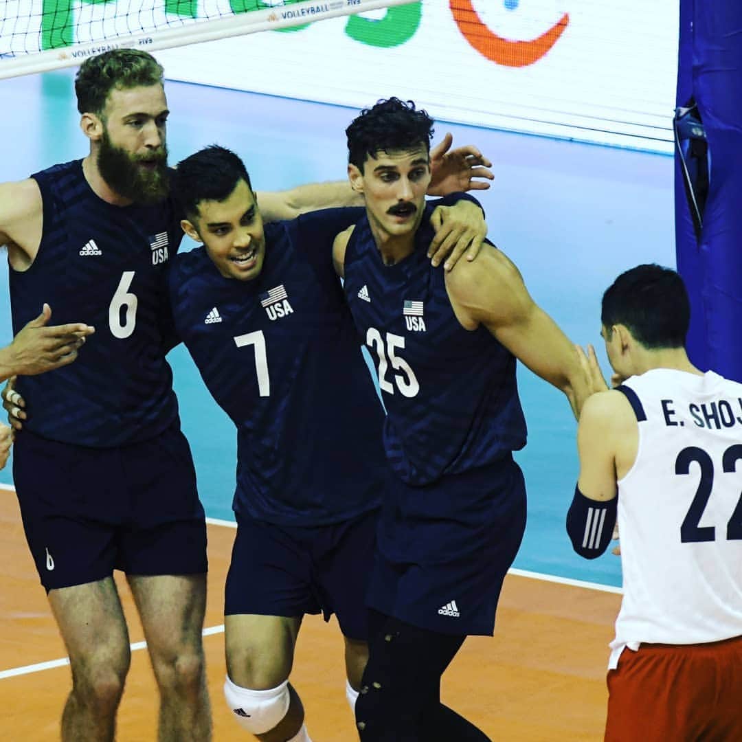 USA Volleyballさんのインスタグラム写真 - (USA VolleyballInstagram)「The U.S. Men 🇺🇸 played hard but lost a marathon match to Poland 🇵🇱 on Saturday, 17-25, 34-32, 26-28, 25-23, 15-9 in #VNL action.  The U.S. has to turn right around and play again Sunday at 5a PT against Australia 🇦🇺. Catch all the action on @flovolleyball.」6月2日 7時35分 - usavolleyball