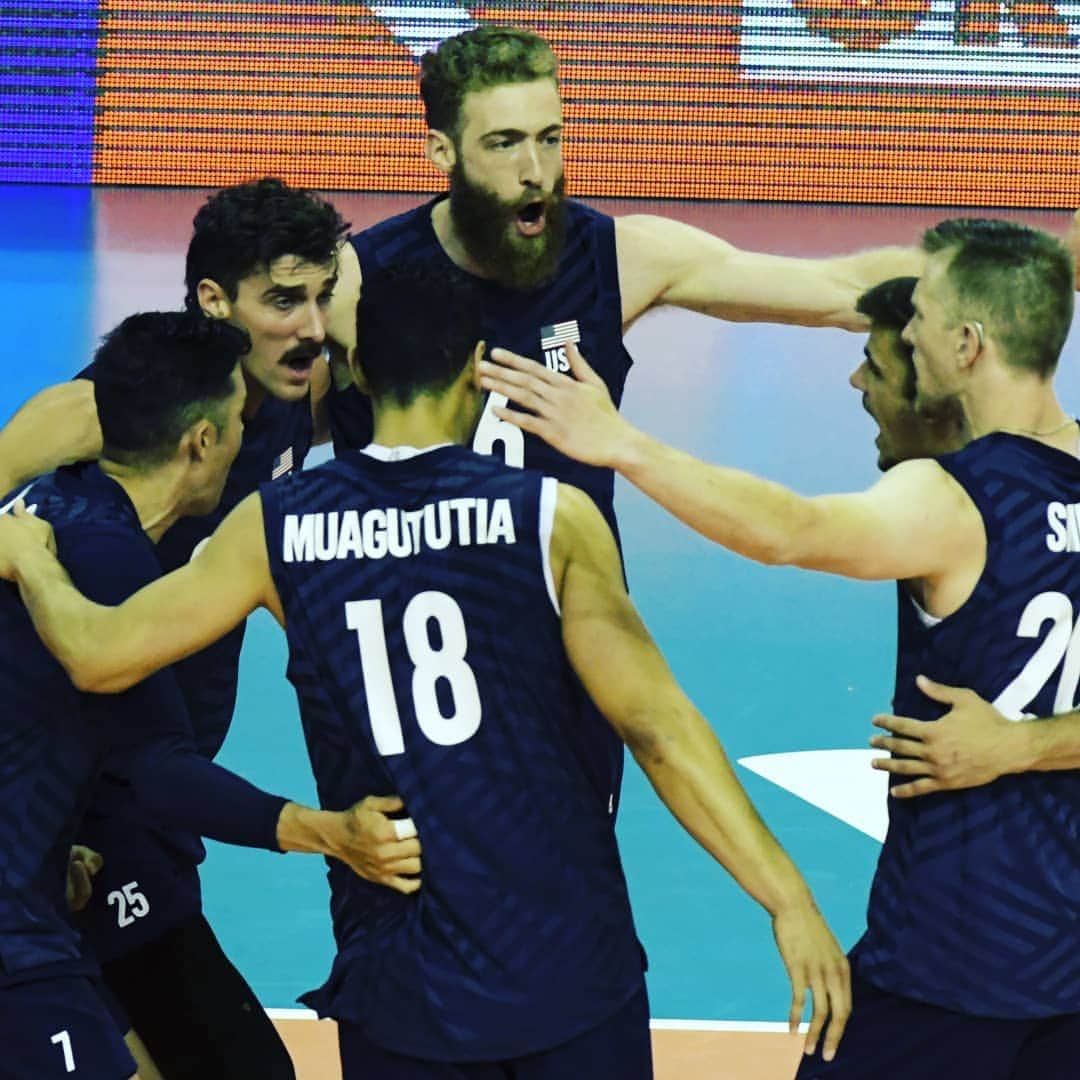 USA Volleyballさんのインスタグラム写真 - (USA VolleyballInstagram)「The U.S. Men 🇺🇸 played hard but lost a marathon match to Poland 🇵🇱 on Saturday, 17-25, 34-32, 26-28, 25-23, 15-9 in #VNL action.  The U.S. has to turn right around and play again Sunday at 5a PT against Australia 🇦🇺. Catch all the action on @flovolleyball.」6月2日 7時35分 - usavolleyball