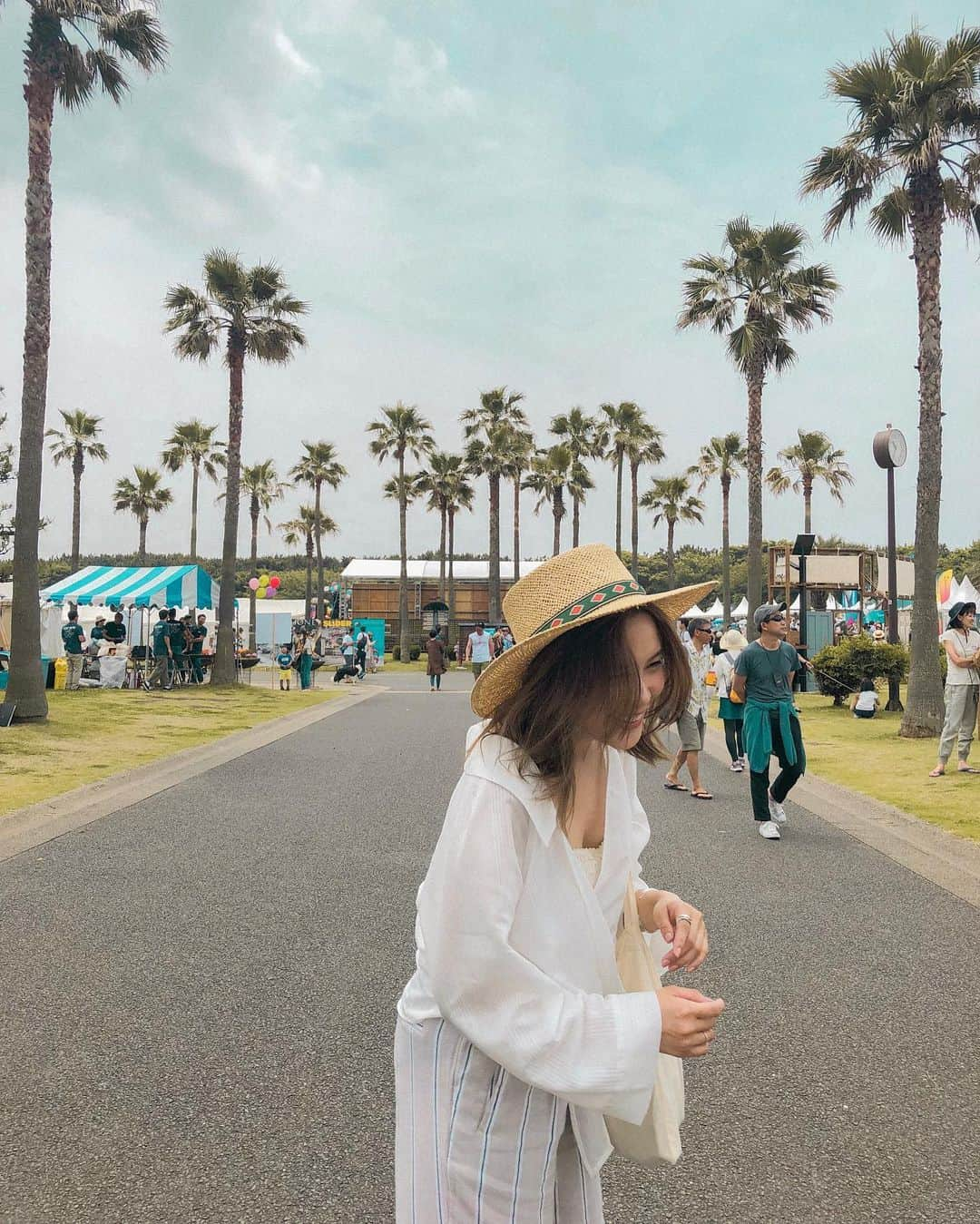 Lilmeさんのインスタグラム写真 - (LilmeInstagram)「🌈𝘖𝘯𝘦  𝘊𝘢𝘭𝘪𝘧𝘰𝘳𝘯𝘪𝘢 𝘋𝘢𝘺 2019🌴 大人も子供も一緒に楽しめるフェスはPEACEなオーラで 溢れてるのが素敵で今年も行ってきた…♡‼︎ 子供達が音楽に合わせてダンスしてる姿が キュートだったし、おじいちゃんやおばぁちゃんも居て なんて幸せなフェスなんだ🥰🥰 ・ キューバサンドが最高に美味しかったのが思い出☺️🌮❣️ 一日中外に居たから日焼けして 首らへんがヒリヒリして痛い〜🥵🔥💦 ・ ・ #ワンカリ#ワンカリフォルニアデイ#キューバサンド#辻堂海浜公園#フェスコーデ#フェス#湘南#辻堂#夏フェス#野外フェス」6月2日 18時40分 - lilme_official