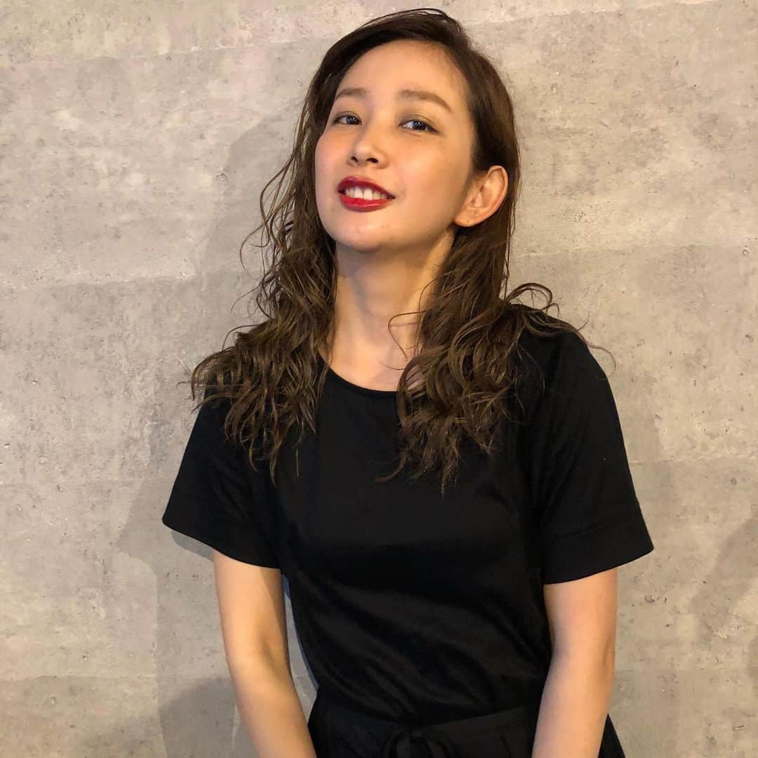 中上真亜子さんのインスタグラム写真 - (中上真亜子Instagram)「熊本に帰って、弟のような兄 @seeme_nakagami の美容室に行って来たよ🏯❤️新しいカラーにカーキとか色々混ぜてくれて、雨雲の下でもいい感じ♡帽子かぶるから下の方だけ巻いてつって巻いてもらたよ🥳県外からとかも来てくれてる方がいらっしゃるみたいで、ありがたいなぁ😢会ってみたいよ←  今日もびっくりするくらい阿呆な兄でした。 でもありがとう。 #鼻歌うたうとすぐキウイのCMの歌でしょって言われ続けてたけど本当に違うと思う #なにキウイのCMの歌って」6月2日 18時40分 - maako_nakagami