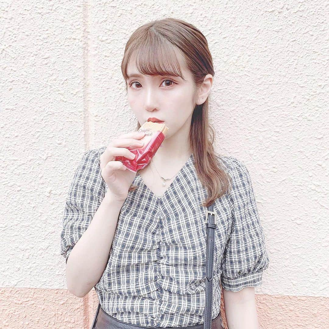 五十嵐茉優さんのインスタグラム写真 - (五十嵐茉優Instagram)「ㅤ ㅤ みんなはスーパーとかコンビニで買える アイスは何が一番好きですか🍨？？ ㅤ 私はハーゲンダッツのクリスピーサンド がだいすきです (´～`) 💗 ㅤ #ハーゲンダッツ #クリスピーサンド #17kg #17kg_official #きょコ #いつコ #ootd #outfit #韓国ファッション #プチプラファッション #プチプラ #zara #ザラ #jillbyjillstuart #ジルバイジルスチュアート #ハーフアップ #ハーフアップアレンジ #まうカラコン」6月2日 17時18分 - mau08us