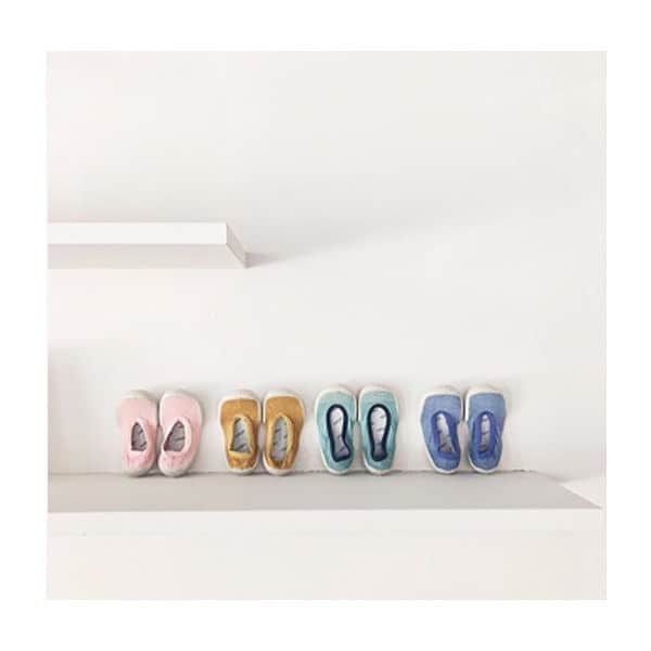 コレジアンのインスタグラム：「Hello, sunshine! ☀️ It’s time to step into summer warmth! Our ballet-flats will be just perfect for you and your children! 👩‍👧‍👦 . Many different styles and shades to enter a solstice state of mind. ☀️ . Our ballet-flats are machine-washable, breathable and flexible. They are just what you need at home, by the pool or on the beach, when travelling… (Available sizes from 18/19 to 40/41 and even 42/43 in come cases). 👌 . Our ballet-flats are going quick! Shop now while supplies last! 😃 . 🇫🇷 Les températures montent !!! ☀️C’est le moment de troquer sa paire de chaussons pour des ballerines, et vos bambins vous remercieront ! 👩‍👧‍👦 . Des motifs variés et une multitude de couleurs, pour rester chausser tout en ayant la sensation de pieds nus et frais ! . Lavables en machines, ces ballerines sont nomades et s’adaptent à toutes les situations, maison, voyage, bord de mer ou piscine … des alliées idéales pour protéger les pieds de vos petits et les vôtres aussi ! (tailles disponibles du 18/19 au 42/43 pour certains modèles). 👌 . Stock limité, 1,2,3 on s’équipe pour cet été ! 😃 . . Picture @ jucy.bebe 😘 . #collegien #collegien_officiel #newin #shoesaddict #ballerina #instamum #balletflats #jマダムのおしゃれ#大人カジュアル  #instafashion #springshoes #balletlovers #balletslippers #fashionlifeandstyle #brandsforkids #inspiration #motherdaughter #minime #parenting #family #matching #instakids #ootdkids #ootd #love #instatoddler #kidsofinstagram」