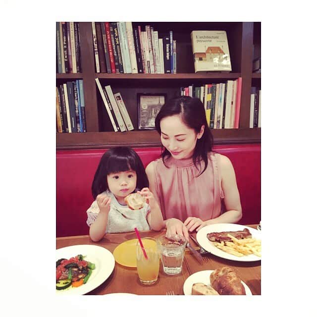 日高薫のインスタグラム：「今日のランチはパパの誕生日お祝い❤️🥂 #フレンチ #lunch #パパ誕生日 #👨‍👩‍👧」