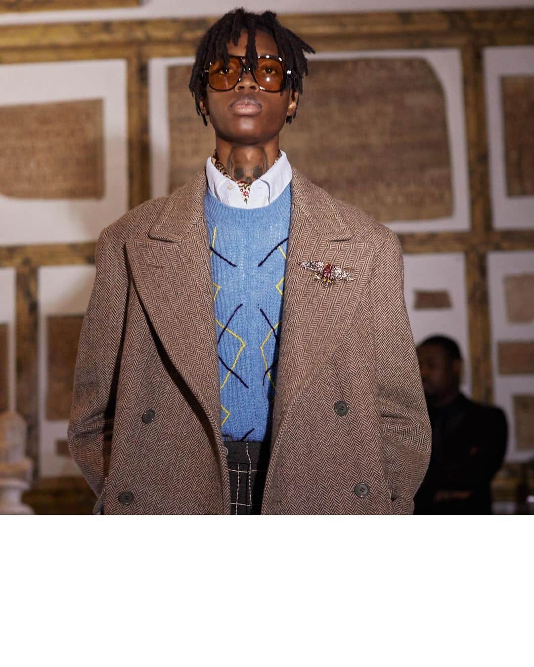 のインスタグラム：「An oversized herringbone wool coat with a wide lapel and turquoise argyle knit, with double bridge frame #GucciEyewear in the #GucciCruise20 fashion show by @alessandro_michele. @museiincomuneroma. #AlessandroMichele #MuseiCapitolini See a video of the collection through link in bio.」