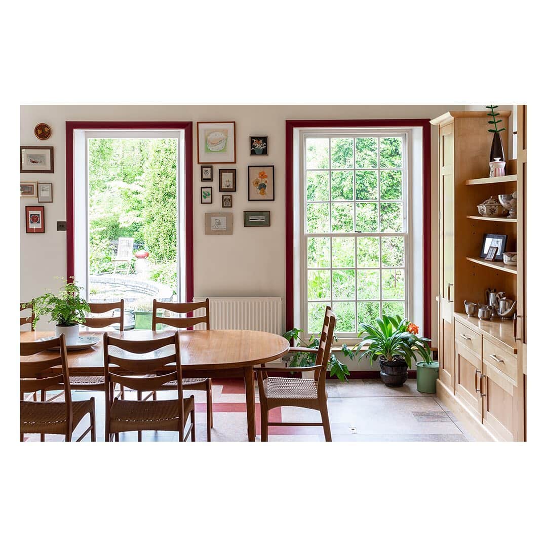 The Modern Houseさんのインスタグラム写真 - (The Modern HouseInstagram)「Putnoe Lane: an elegant 1930s home in Bedford with crimson-framed windows. Follow the link in our bio to see the sales particulars.  #bedford #1930s #bright」6月2日 17時16分 - themodernhouse