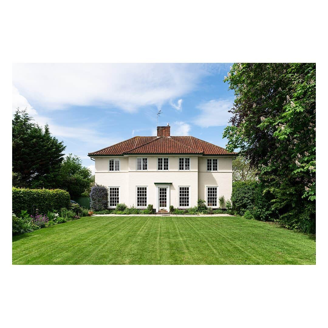 The Modern Houseさんのインスタグラム写真 - (The Modern HouseInstagram)「Putnoe Lane: an elegant 1930s home in Bedford with crimson-framed windows. Follow the link in our bio to see the sales particulars.  #bedford #1930s #bright」6月2日 17時16分 - themodernhouse