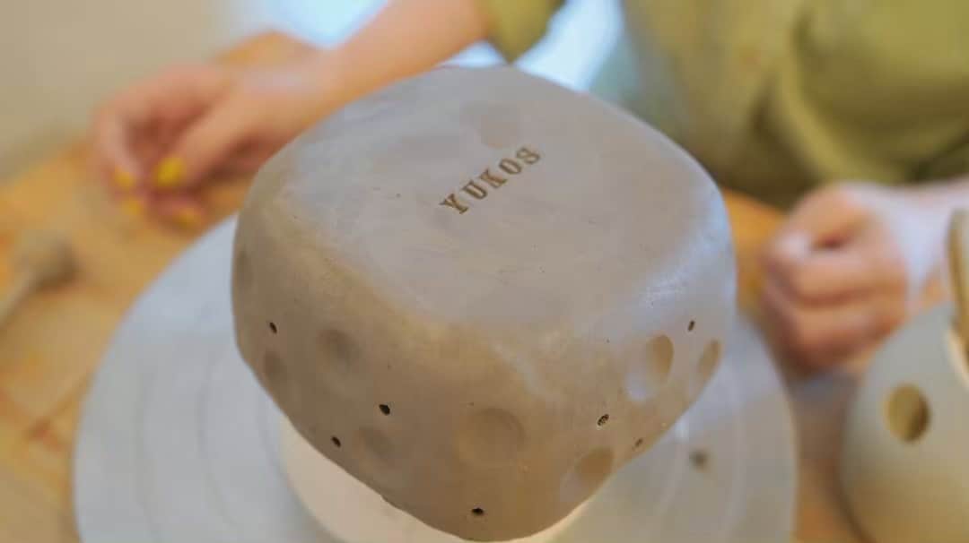 TaVisionさんのインスタグラム写真 - (TaVisionInstagram)「商店街を満喫した後は、陶器体験をしに #TOKONAMESTORE へ！﻿﻿ ﻿﻿ 店内は木造の暖かな雰囲気。🌳 ﻿ とっても綺麗、、！﻿ ﻿﻿ ﻿﻿ 建物の中には、﻿﻿ ﻿﻿ ・陶器体験﻿﻿ ・陶器の販売﻿﻿ ・オリジナルブレンド﻿﻿ ﻿﻿ に3つのブース分かれていました！﻿﻿ ﻿﻿ 陶器体験は小さなお子様とも一緒に楽しめるので家族にも大人気だそう…！﻿﻿ ﻿﻿ ﻿体験時間は1時間半で、しっかり体験ができました！優しく教えてもらいながら、世界にひとつだけのオリジナル食器ができました〜！﻿ ﻿ ﻿ 手作りのアイテムは旅の思い出にぴったり！☺️﻿﻿ みんなは陶器体験で何作りたいー？🍵﻿﻿ ﻿ ︎#名古屋TaVision﻿﻿﻿ ﻿﻿﻿ ﻿﻿﻿ ⭐️TOKONAMESTORE﻿﻿ ﻿﻿﻿ ーーーーーーーーーー﻿﻿﻿ 住所▷ 愛知県常滑市原松町6-70-2﻿﻿ ﻿﻿﻿ 電話番号▷ 0569-36-0655﻿﻿ ﻿﻿﻿ 営業時間▷ 11:00 - 19:00﻿﻿ ﻿﻿﻿ 定休日▷ 水曜日﻿﻿ ーーーーーーーーーー﻿﻿ ﻿﻿ #TOKONAMESTORE #常滑 #とこなめ #常滑カフェ #陶器体験 #TaVision #女子旅 #名古屋女子旅 #名古屋旅行 #ゆうこす #菅本裕子 #ももち #牛江桃子」6月2日 17時22分 - tavision.tv