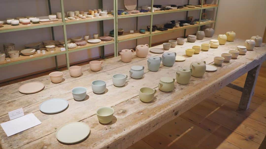 TaVisionさんのインスタグラム写真 - (TaVisionInstagram)「商店街を満喫した後は、陶器体験をしに #TOKONAMESTORE へ！﻿﻿ ﻿﻿ 店内は木造の暖かな雰囲気。🌳 ﻿ とっても綺麗、、！﻿ ﻿﻿ ﻿﻿ 建物の中には、﻿﻿ ﻿﻿ ・陶器体験﻿﻿ ・陶器の販売﻿﻿ ・オリジナルブレンド﻿﻿ ﻿﻿ に3つのブース分かれていました！﻿﻿ ﻿﻿ 陶器体験は小さなお子様とも一緒に楽しめるので家族にも大人気だそう…！﻿﻿ ﻿﻿ ﻿体験時間は1時間半で、しっかり体験ができました！優しく教えてもらいながら、世界にひとつだけのオリジナル食器ができました〜！﻿ ﻿ ﻿ 手作りのアイテムは旅の思い出にぴったり！☺️﻿﻿ みんなは陶器体験で何作りたいー？🍵﻿﻿ ﻿ ︎#名古屋TaVision﻿﻿﻿ ﻿﻿﻿ ﻿﻿﻿ ⭐️TOKONAMESTORE﻿﻿ ﻿﻿﻿ ーーーーーーーーーー﻿﻿﻿ 住所▷ 愛知県常滑市原松町6-70-2﻿﻿ ﻿﻿﻿ 電話番号▷ 0569-36-0655﻿﻿ ﻿﻿﻿ 営業時間▷ 11:00 - 19:00﻿﻿ ﻿﻿﻿ 定休日▷ 水曜日﻿﻿ ーーーーーーーーーー﻿﻿ ﻿﻿ #TOKONAMESTORE #常滑 #とこなめ #常滑カフェ #陶器体験 #TaVision #女子旅 #名古屋女子旅 #名古屋旅行 #ゆうこす #菅本裕子 #ももち #牛江桃子」6月2日 17時22分 - tavision.tv