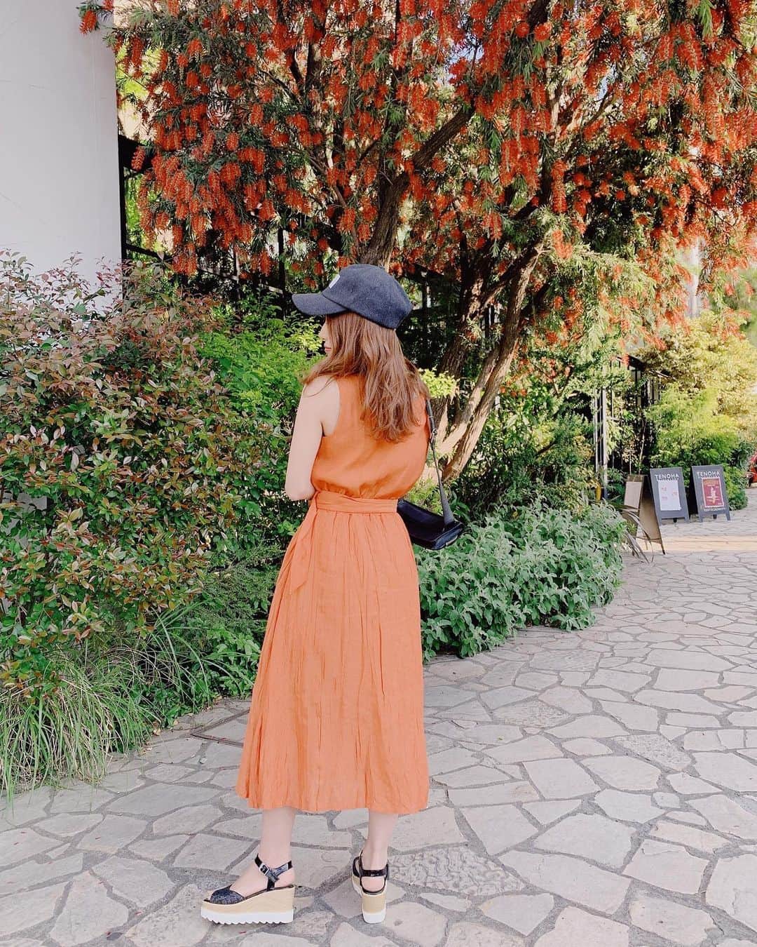 のインスタグラム：「今日は朝人参のしりしり作ってたから、🍊着たくなりました🥰  大人っぽいけど華やかなオレンジが絶妙で可愛いのです🥺👌 @micoameriofficial  #コーデ #日曜日 #お散歩 #休日コーデ  #ミコアメリ」