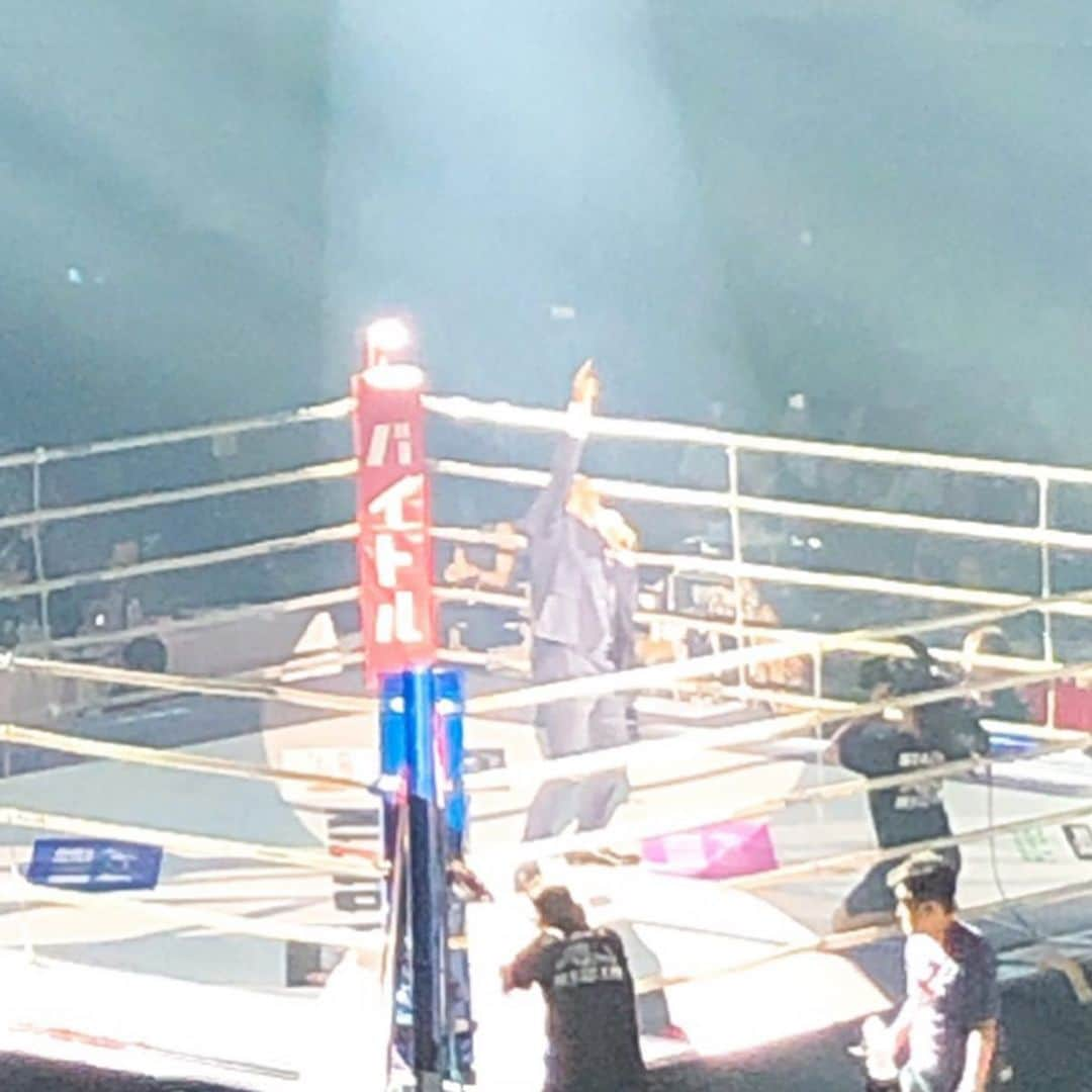 JULIANさんのインスタグラム写真 - (JULIANInstagram)「今日は関西初上陸！しかも地元神戸開催の 🥊総合格闘技イベント 【RIZIN.16】🥊 に招待して頂き観戦に来てるよ☆ @rizin_staff  @rizin_pr 格闘技は超好きで毎回 RIZINはTVでは観てて生で格闘技観戦は初めてだから前日からワクワクしてた😍 選手の入場シーンは凄ぇかっこ良くて試合はどれも素晴らしく興奮しっぱなし🤩🤩🤩 今俺も肉体改造で大幅に体重増やしてる状態だから身体絞ってからキックボクシングでもやろかな🥊😜 今日6/2 19:00からフジテレビ系列で全国放送するのでみんなもTVで観戦しよう👊 絶対見た方が良いよ♡ #PR #rizin16 #rizin #rizinff #ライジン #格闘技 #総合格闘技 #キックボクシング  #柔術 #空手 #ボクシング #修斗 #神戸 #神戸市 #兵庫県 #神戸ワールド記念ホール #フジテレビ #全国放送 #生中継 #那須川天心 #tenshinnasukawa  #山本アーセン  #kickboxing #boxing #karate  #mma #ufc #jujutsu  #インフルエンサー #インスタグラマー」6月2日 17時26分 - julian_official_jp