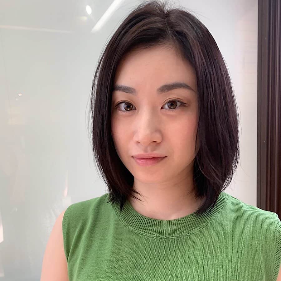 鈴木芳奈のインスタグラム：「ヘアメンテナンスいってきたよん♪ ちょっと整えて、色味を暗めにしました。サロンでのたわいもない話が楽しかったりして。ここのサロンは本当に好き。お一人お一人がしっかりちゃんとしてくれるの。もう五年もお世話になってる。 いつもありがとうございます♪  #アルティファータ #ヘアサロン  #美容室 #表参道 #役者」