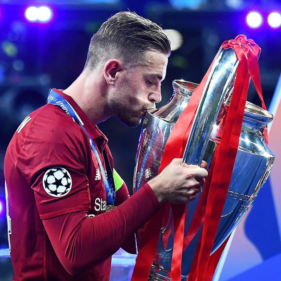 Goal Japanさんのインスタグラム写真 - (Goal JapanInstagram)「. Captain❤️🏆 (Photo:Gabriel Bouys/AFP/Getty Images) . 🏆#UEFAチャンピオンズリーグ 決勝 🆚#トッテナム 0-2 #リヴァプール ⚽️#サラー(2分)、#オリギ(87分) 📺ハイライト視聴は #DAZN(@dazn_jpn)で . #soccer #football #ucl #uefachampionsleague #championsleague #uclfinal #liverpool #jordanhenderson #サッカー #フットボール #⚽」6月2日 17時48分 - goaljapan