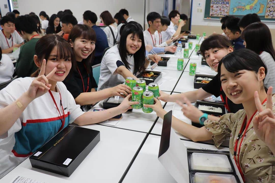 東洋医療専門学校さんのインスタグラム写真 - (東洋医療専門学校Instagram)「☺︎☺︎☺︎ . ＼ 🌻 学スタ研修 🌻 ／  part③🌱  みなさんお疲れ様でした！ 1年生のみなさんは今日1日 有意義な時間を過ごせたのではないでしょうか☺️✨ 他学科の友達もできたかな？  先輩スタッフのみなさんも 本当にありがとうございました❗️ . これからまたオープンキャンパスで よろしくお願いします😆💓 . #東洋医療専門学校 #東洋のぞき見 #学生スタッフ #学スタ #研修 #1年生 #お昼ご飯 #お弁当 #みんなで食べると #より美味しい #先輩スタッフのみなさん も  #ありがとうございました #これからも #よろしくお願いします #頼りにしてます #最高の1日 #オープンキャンパスで会えるかも . #東洋 #医療 #専門学校 #新大阪 #歯科技工士 #救急救命士 #鍼灸師 #柔道整復師 #楽しい学校生活」6月2日 18時02分 - toyo_medical_college