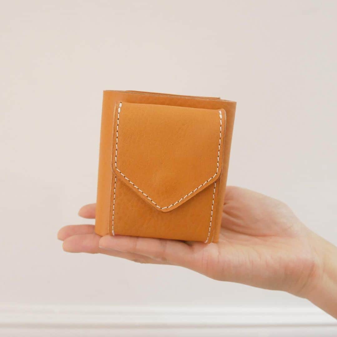 のインスタグラム：「【NEW ARRIVAL】 ・ 《Hender Scheme》19AW collection ・ trifold wallet ¥25,920 ・ インポートのバケッタレザーを使用した三つ折り財布です。 シンプルながらも収納力あるのあるデザイン🍃 ・ 数に限りがございますのでお早めにお買い求めくださいませ。 ・ お問い合わせはこちらから ⬇︎⬇︎⬇︎⬇︎ @ann_de_ark '' #HenderScheme #henderscheme  #エンダースキーマ #スキマ  #革小物 #fashion #ファッション #コーディネート #レディース #ショップ #栃木 #宇都宮 #arknets #anndeark」