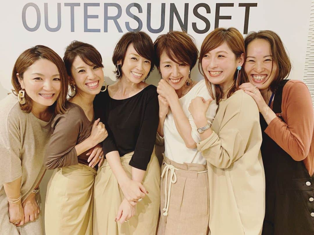 辺見えみりさんのインスタグラム写真 - (辺見えみりInstagram)「@outersunset_official  @tgm_nagoya でのPOPUP STORE、6/4までです👍  高島屋の皆さま、スタッフの皆さま、いつも一緒に物作りをしてくれているチームのスタッフの皆さま、本当にありがとうございました。そして、お店に足を運んでくださってくれた方、webでお買い物してくださる方々がいるから、私のこの仕事は成り立っています。本当にありがとうございます☺︎ もうすぐ @outersunset_official が出来て1年です。これからもグレードアップしていきますので、よろしくお願いします。  #outersunset  #アウターサンセット  #ファッション  #コーディネート  #辺見えみり」6月2日 17時58分 - emiri_hemmi