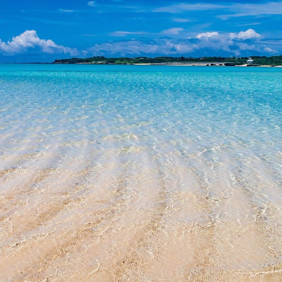 楽天トラベル さんのインスタグラム写真 - (楽天トラベル Instagram)「奄美群島のひとつ #与論島 にある #百合ヶ浜 は春から夏にかけて中潮から大潮の干潮時にだけ姿を現す真っ白な砂浜🏝 沖合なのに浅瀬になり砂州が海面上に現れ、日によって出現する浜の数が変わるというまさに #幻の浜 ✨砂丘の風紋のように砂が波の形となり神秘的な模様が楽しめます👍🏻 . **************************** 📷フォトコンテスト開催中📷 旅先で出会った忘れられない絶景の写真に #楽天忘れられない絶景 をつけて投稿してね♪ 投稿は明日6/3まで💡 **************************** . #楽天トラベル #楽天  #rakutentravel #旅 #旅行 #旅に出よう #旅行好きな人と繋がりたい #travel #trip #日本 #japan #일본 #instagramjapan #IG_JAPAN #japantrip #サンドバー #砂浜 #奄美 #与論 #鹿児島 #yoron」6月2日 18時00分 - rakutentravel