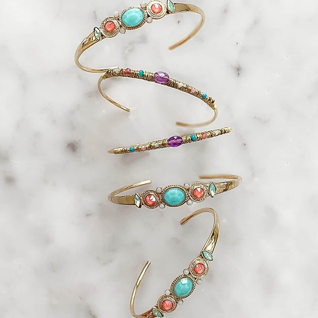サテリットさんのインスタグラム写真 - (サテリットInstagram)「Ces bracelets en métal doré à l'or fin feront entrer l'été dans votre garde-robe !⠀⠀⠀⠀⠀⠀⠀⠀⠀ ⠀⠀⠀⠀⠀⠀⠀⠀⠀ [Joncs Iancura et Fujita ]⠀⠀⠀⠀⠀⠀⠀⠀⠀ ⠀⠀⠀⠀⠀⠀⠀⠀⠀ #bijoux#gioielli#jewelry#love#photooftheday#beautiful#fashion#bijouxcreateur#satelliteparis #bienvenueailleurs#photooftheday #bracelet#jonc」6月2日 18時00分 - satelliteparis
