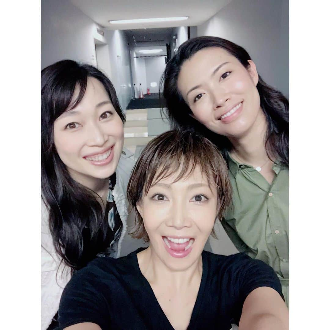 海隼人（有馬佐織）さんのインスタグラム写真 - (海隼人（有馬佐織）Instagram)「🍋💚💚💚 「LEMONADE」観てきました🌹✨ 素敵な20周年記念のone-man showでした😆💕 そしてやっぱりレジェンドでした 😆😆😆 👏👏👏👏👏👏👏👏👏👏 ・ ・ #lemonade #シブゲキ#渋谷 #legend #健在#👏#🍋 #歩くパワースポット #唯一無二#すごいなぁ#元気の源  #オーラが舞台からはみ出し注意報 #onemanshow#ミュージカル#舞台#観劇 #柚希礼音  さん#ちえさん #十輝いりす  さん#ダディ#まさこさん #happy#smile #❤️#😆 #だーいすき #元宝塚#宝塚og #海隼人」6月2日 18時01分 - saorimahalo