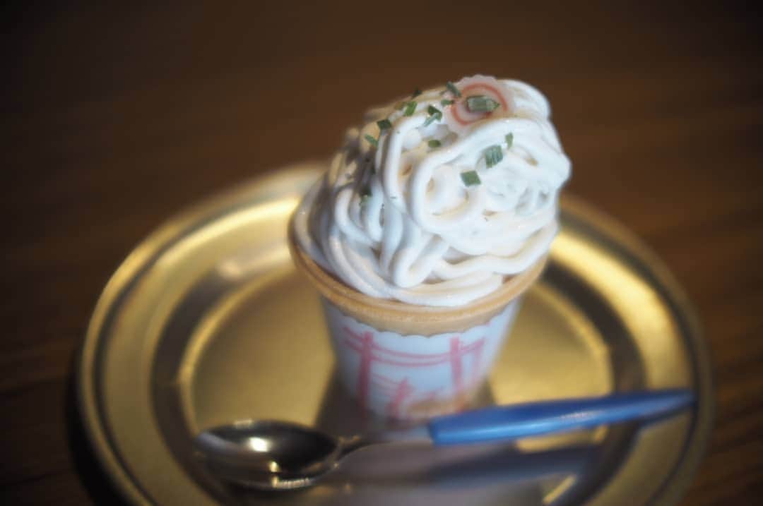花澄さんのインスタグラム写真 - (花澄Instagram)「ラーメン神社でラーメンソフトクリームを。 いや、ツッコミどころ多いのは承知。(笑) 丼ぶりが祀ってあった。 ラーメンソフトクリームてなによ？ って聞いたらカタチがラーメンで 味は醤油ですって言うから ますます意味わかんなかったけど 思い切って頼んでみたら たしかにラーメンみたいなのが出てきて 味は塩バニラみたいなやつだった。 しかも美味しいし。 怯まないでよかった。(笑)  #tokyo#japan#olympus#olympuspen#olympuspenepl8#switar#macroswitar#macroswitar26mm#oldlens#cinelens#オールドレンズ#シネレンズ#oldlens_tokyo#喜多方#ラーメン神社#ラーメンソフトクリーム#喜多方ラーメン」6月2日 18時11分 - textisan