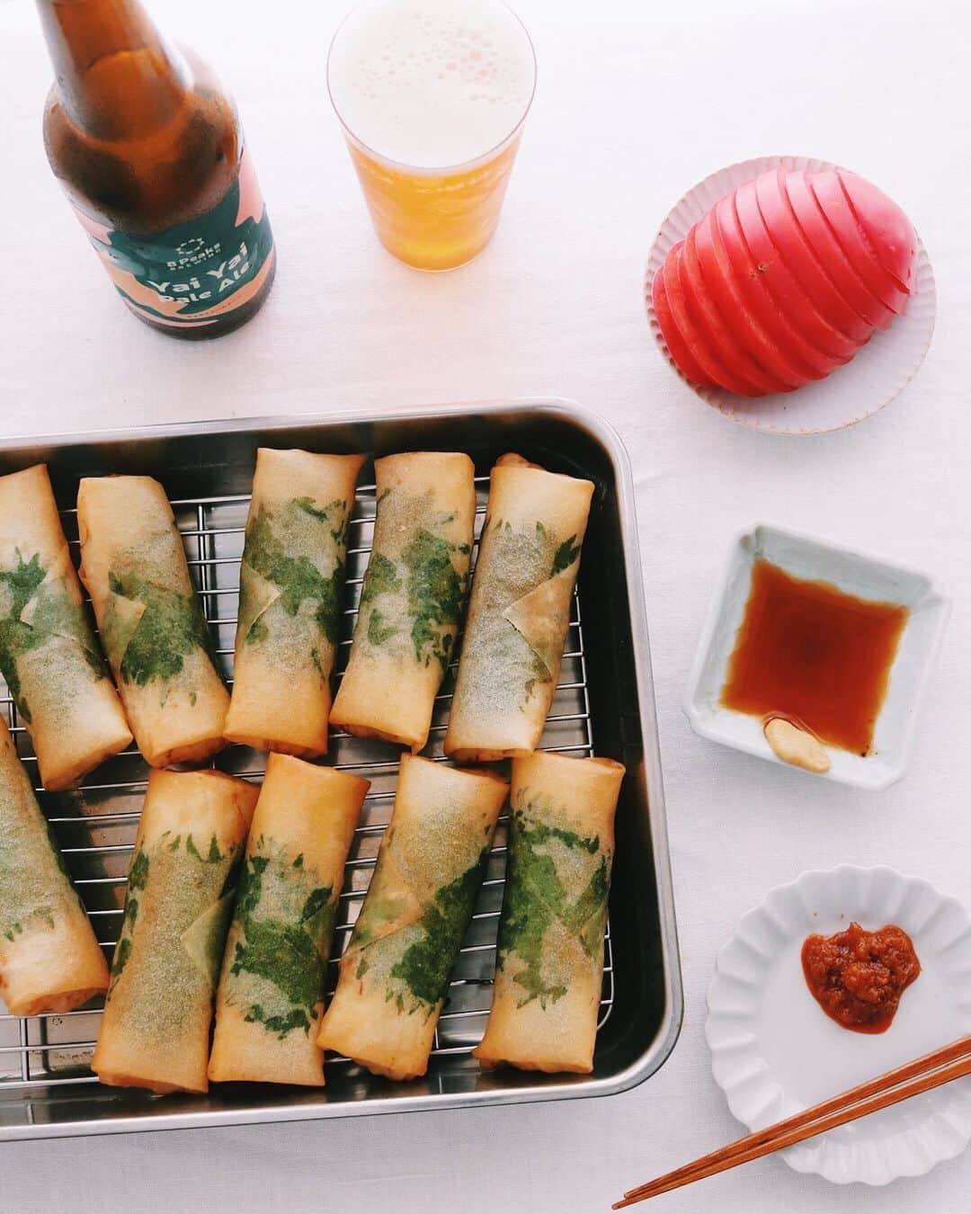 樋口正樹さんのインスタグラム写真 - (樋口正樹Instagram)「Spring rolls . 夏ですけど春巻き。 具には鶏ささみ、もやし、 椎茸、筍、長ねぎ、大葉。 あと、冷やしトマトと。 . 今日のビールは、 八ヶ岳山麓のブルワリー 8Peaks BREWINGの ヤイヤイペールエール。 おいしい！ . . #春巻き #冷やしトマト #springroll #springrolls #8peaksbrewing #YaiYaiPaleAle」6月2日 18時03分 - higuccini